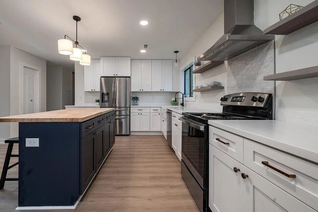 Building Photo - 4 Bedroom 2 Bath House in Corey Woods - Summerville