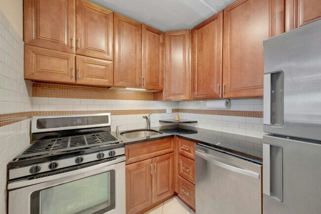 Building Photo - 470 Halstead Ave