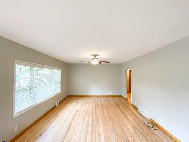 Building Photo - 3 Bedroom House for Rent!