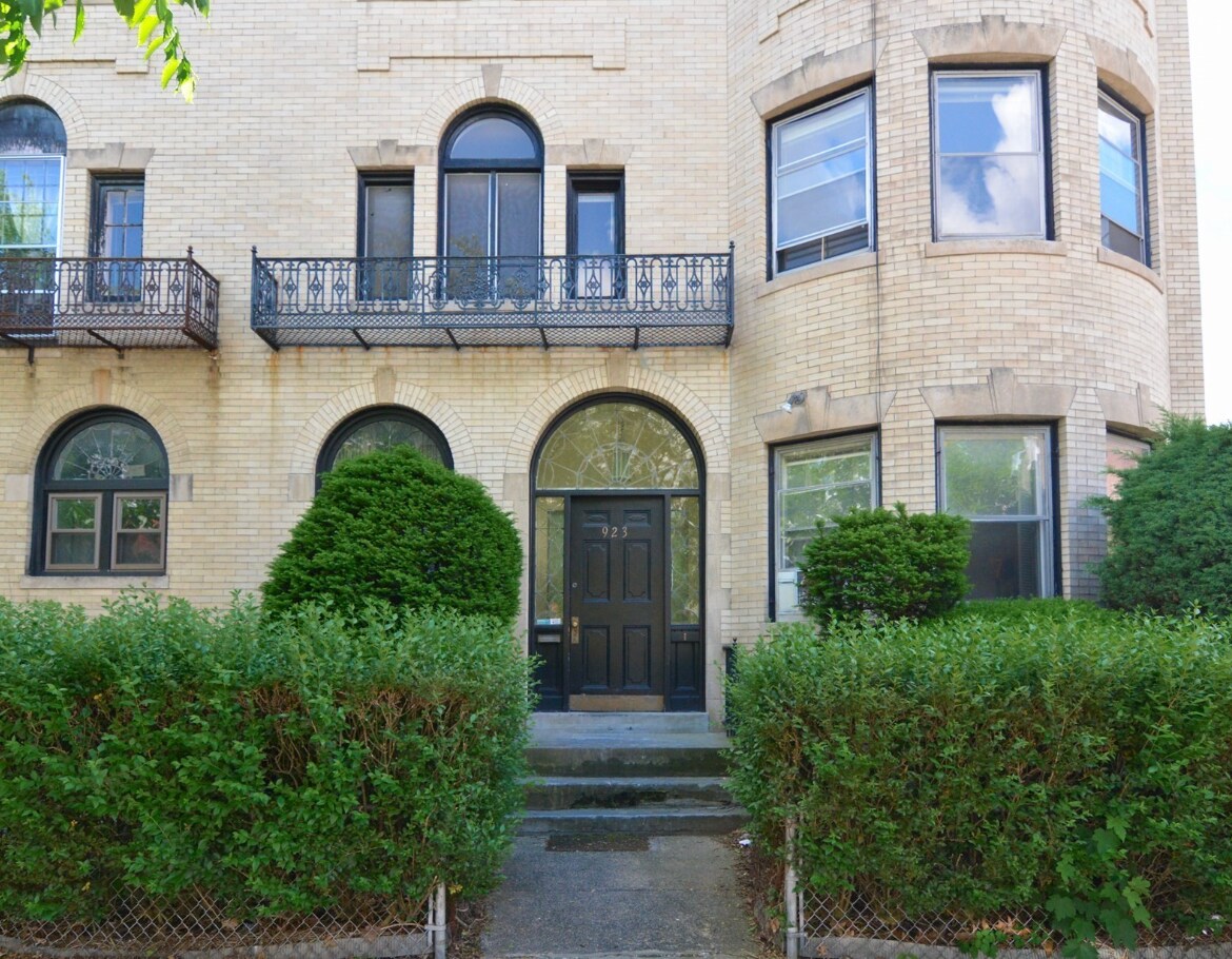 Building Photo - 923 Beacon St