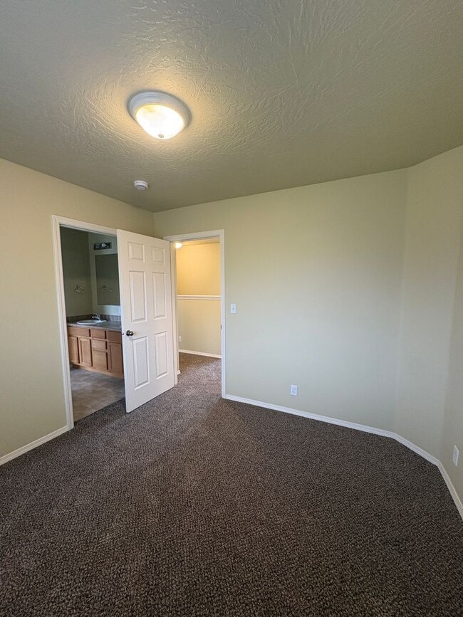 Building Photo - 3 Bedroom Duplex on Bailey Hill Rd