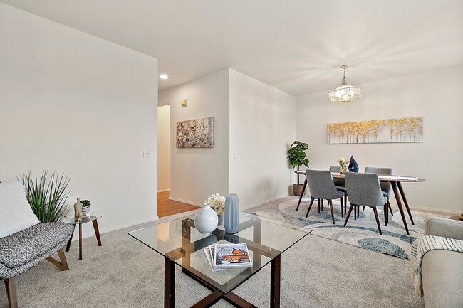 Building Photo - 3bd/2.5ba Bellevue Condo