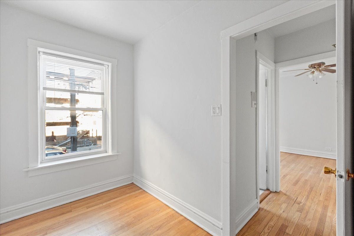 Building Photo - 656 W Oakdale Ave