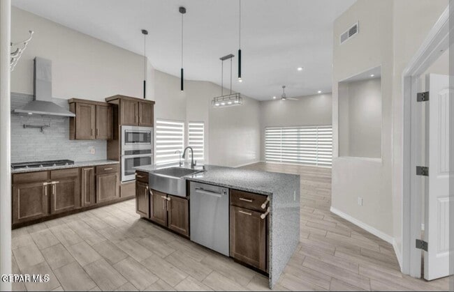 Building Photo - 13729 Lago Vista Ave