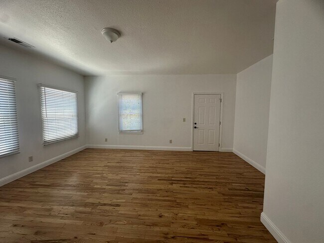 Building Photo - Come View This Perfect 2 Bedroom 1 Bath Located In the Heart of Downtown!!