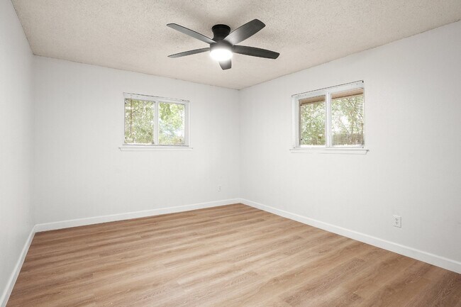 Building Photo - "Charming 2-Bed Duplex in Austin's Vibrant Heart – Cozy 833 Sq Ft Retreat!"