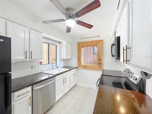 Building Photo - 233 Crown Oaks Way