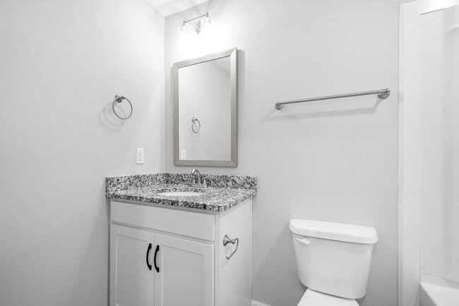 Building Photo - 4 Bedroom Home For Rent Near Downtown Clarksville!