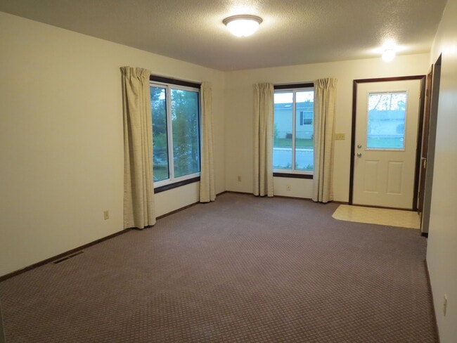 Building Photo - 3 BEDROOM | 2 BATH | SPACIOUS RAPID VALLEY...