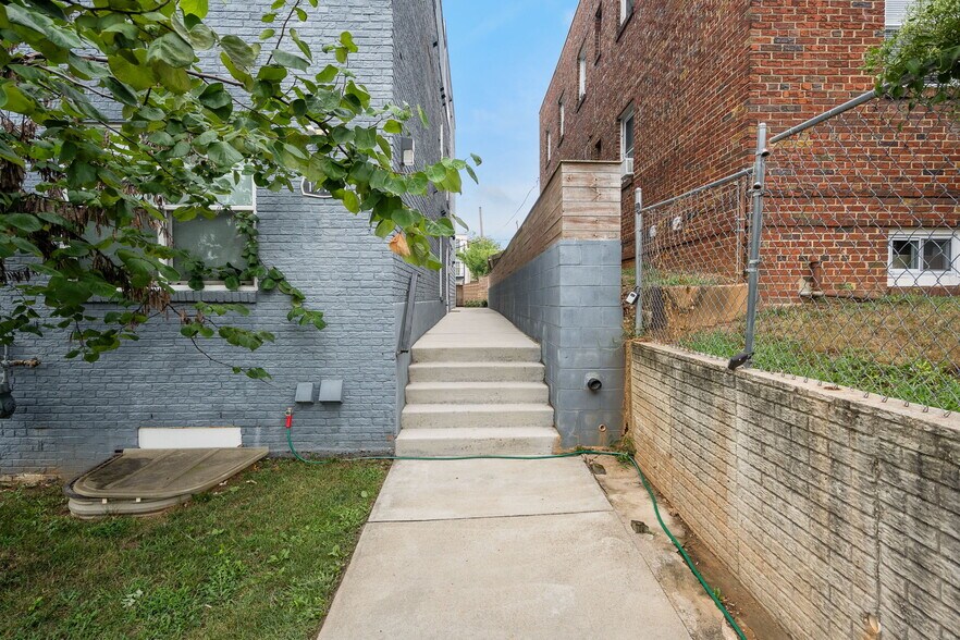 Entryway - 1920 3rd St NE
