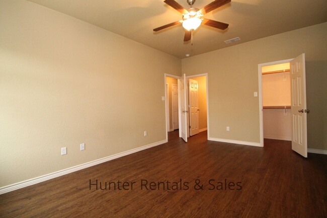 Building Photo - Luxury Duplex!