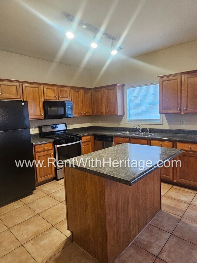 Building Photo - WOW!!...GORGEOUS!!..UPGRADES /AMAZING MASTER/ FENCED YD/ SWIM-TENNIS