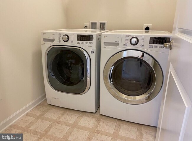 Building Photo - 43373 Southland St