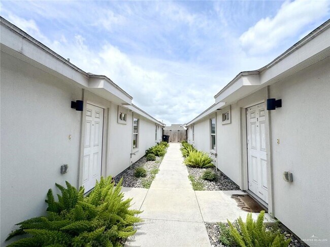 Building Photo - 1304 Alta Vis Dr