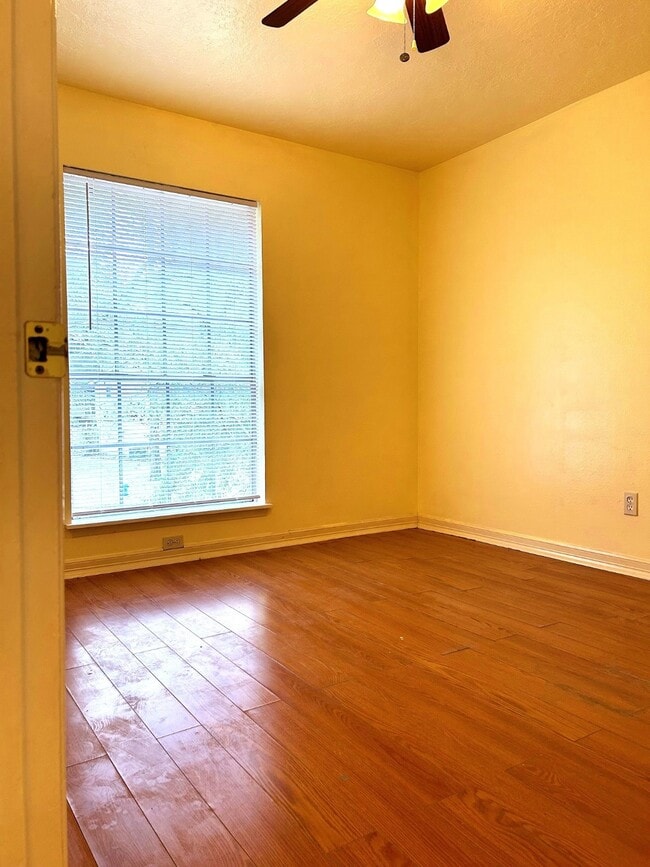 Building Photo - 3123 Village Woods Dr