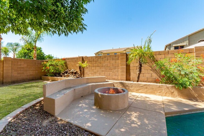 Building Photo - Chandler 4 Bedroom - 2.5 Bathroom with Pri...