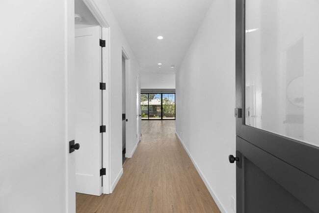 Building Photo - Modern Coastal Lease in Top of the World