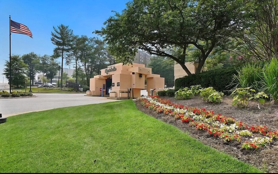 Property guardgate - 5901 Mt Eagle Dr