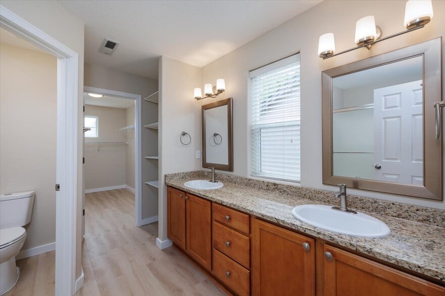 Full Primary Bath & Walk in Closetin - 281 N Royal Oak St