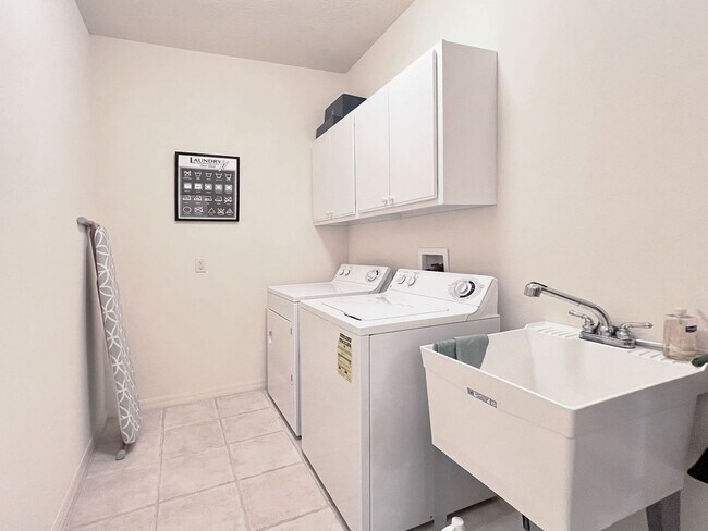Building Photo - Lakefront 3-Bedroom, 2-Bathroom Home in La...