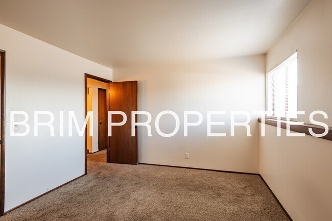 Building Photo - 290 100 E