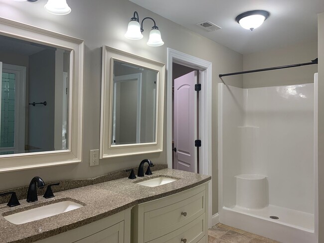 Building Photo - Amazingly Spacious Residence, Available Now!