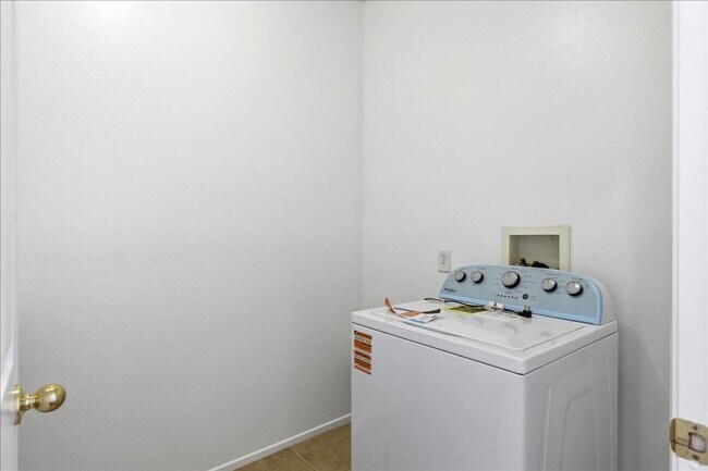 Building Photo - 4 Bed / 2.5 Bath Home at Talavera!