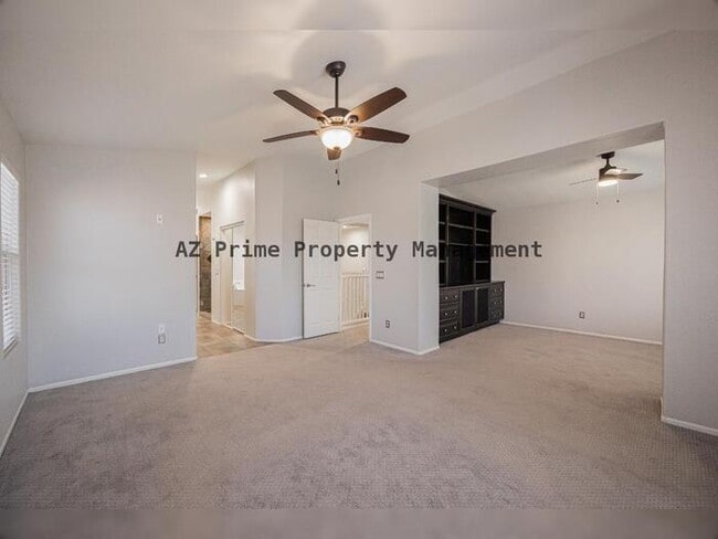 Building Photo - 873 W Tremaine Ave