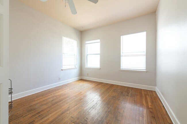 Building Photo - 910 E 38th St