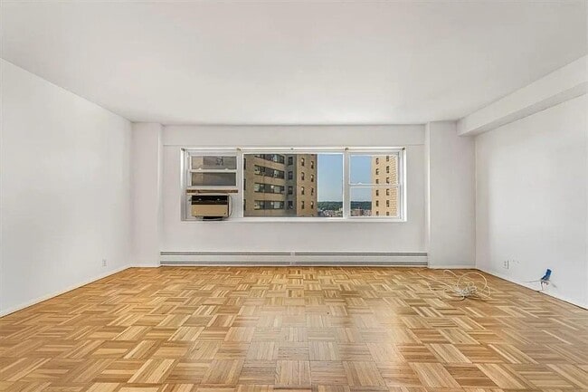 Building Photo - 9 Fordham Hill Oval