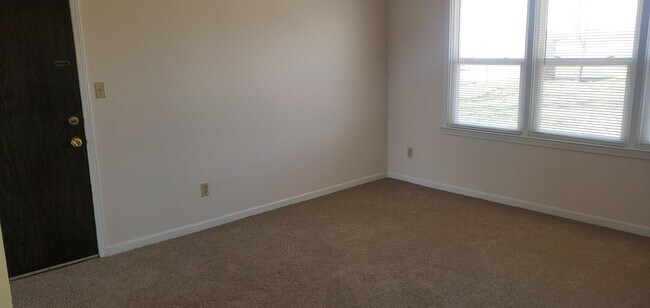 Building Photo - 306 W Southampton Dr