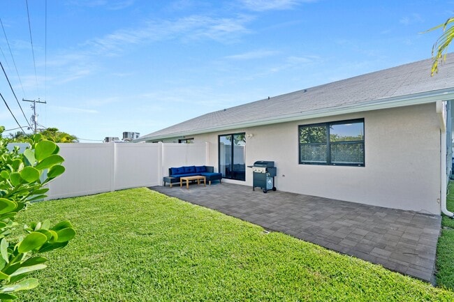 Building Photo - 3372 NE 5th Dr