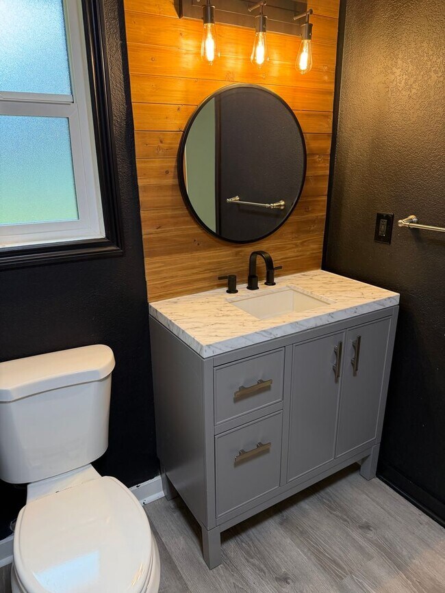 Building Photo - Lovely Single Level Rambler with Custom Finishes and Pet Friendly!