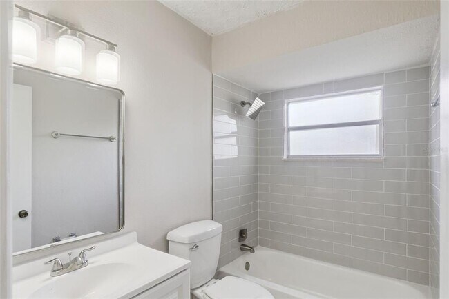 Building Photo - 2853 S Sanford Ave