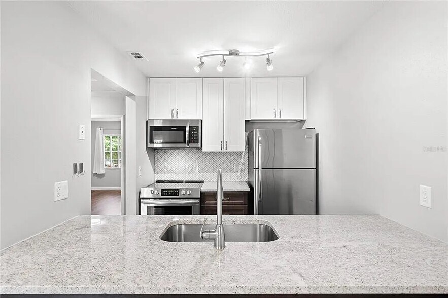 Building Photo - 304 S Habana Ave