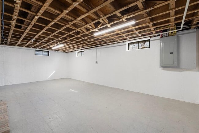 Building Photo - 4 Longmeadow Ave