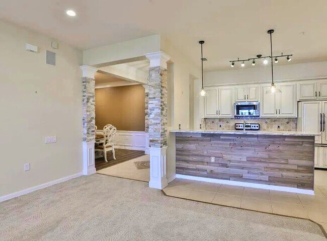 Building Photo - Unfurnished Serene Lakeside Living: Spacio...
