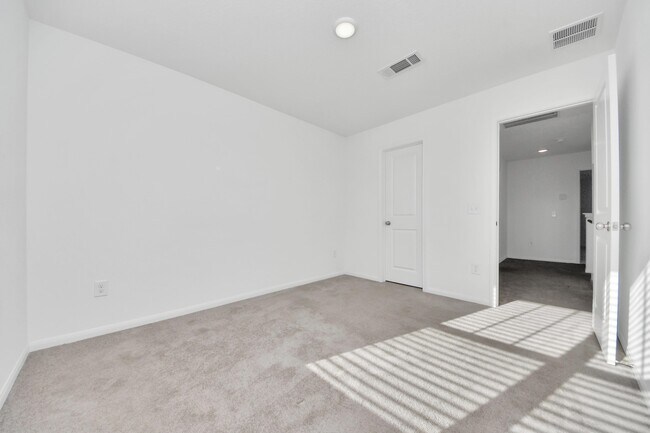 Building Photo - 25927 Chicory Dr