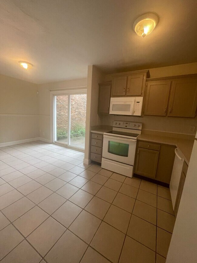 Building Photo - NICE 2 BEDROOM TOWNHOUSE IN LAKE EDWARDS