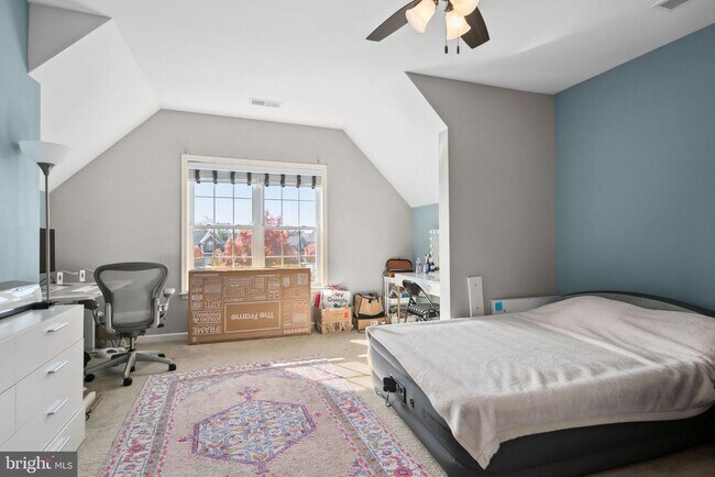 Building Photo - 42888 Southview Manor Dr