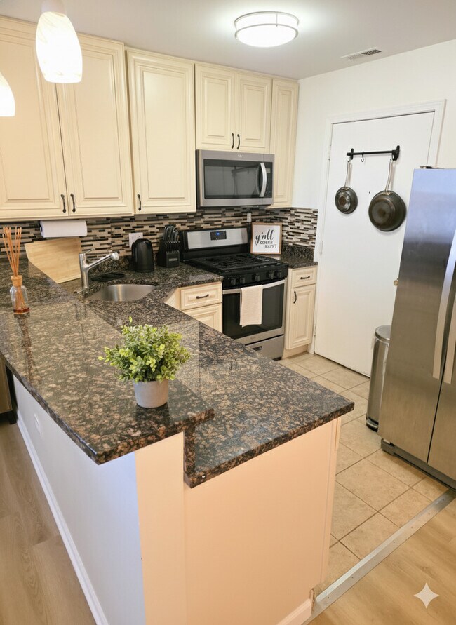 Building Photo - 4427 N Lawndale Ave