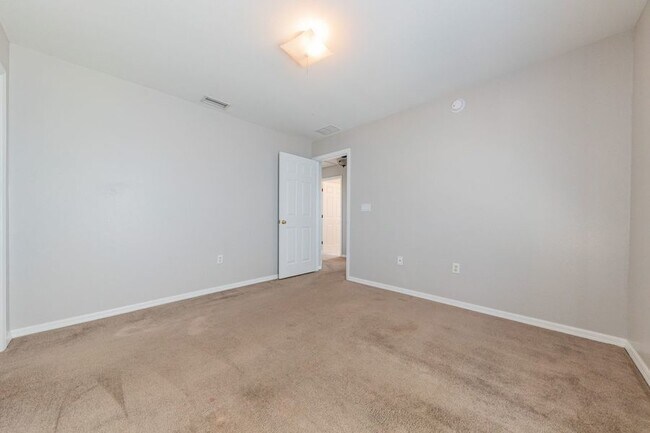 Building Photo - 440 Savanna Pointe St