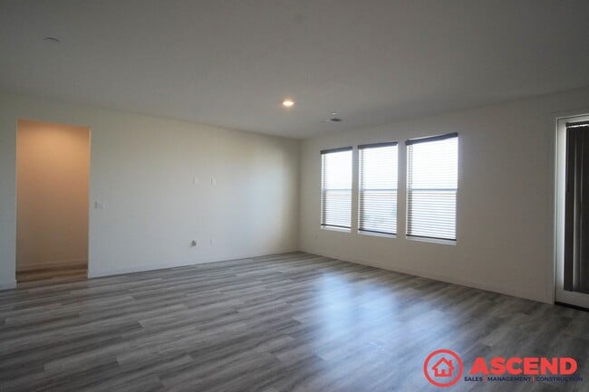 Building Photo - 3 Bedroom Home off Coffee Rd and 7th Stand...
