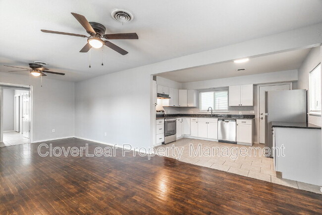 Building Photo - 1002 Sumner Dr
