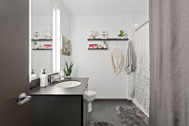 Building Photo - **FURNISHED** Streetcar Lofts studio w/parking/storage/Juliette balcony/fitness center/courtyard ...