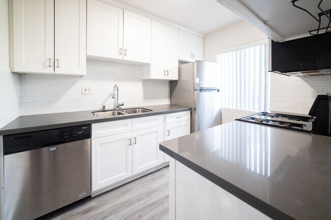 Building Photo - 2233 Ridgeley Dr