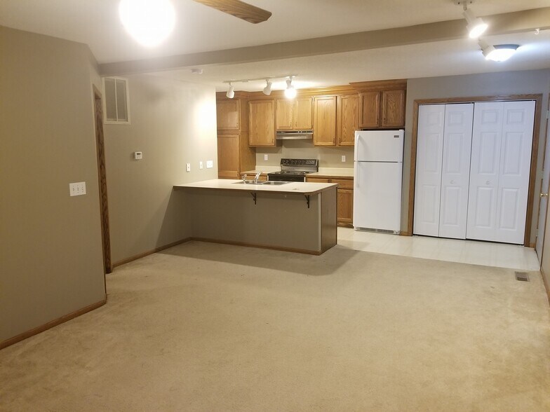 Primary Photo - 1208 Koestner St