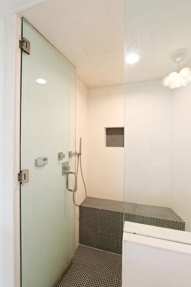 STEAM SHOWER! - 7353 Pyramid Pl