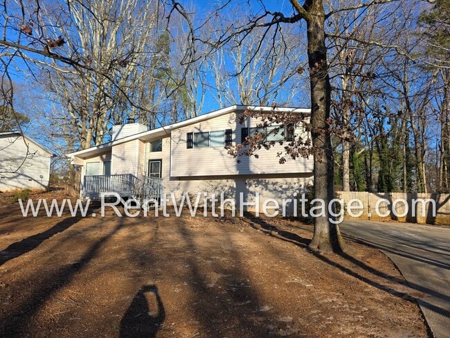 Building Photo - Amazing 3 Bedroom/ 2 Bath Home / Spacious Livingroom /  Flex Room / 1/2 Acre / Fenced Yard / Grea...