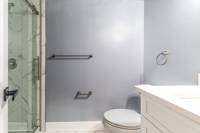 Building Photo - 3939 Knollcrest Dr